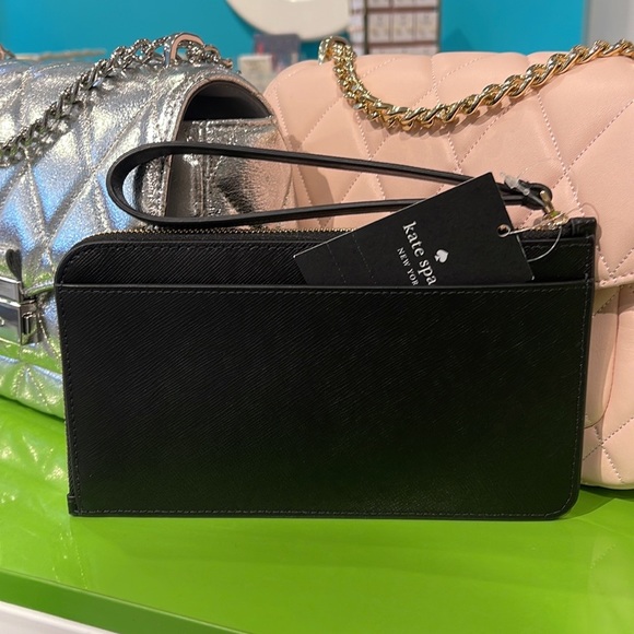 Kate Spade Lucy Medium L-Zip Wristlet
COLOR:
Black (Non Glitter)
NWT - Picture 7 of 16